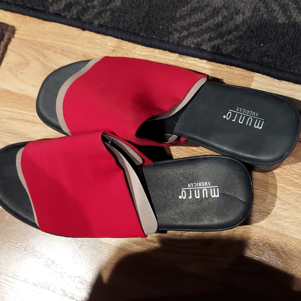 NWOB Munro American 11.W wedge red STRETCH wide band sandal